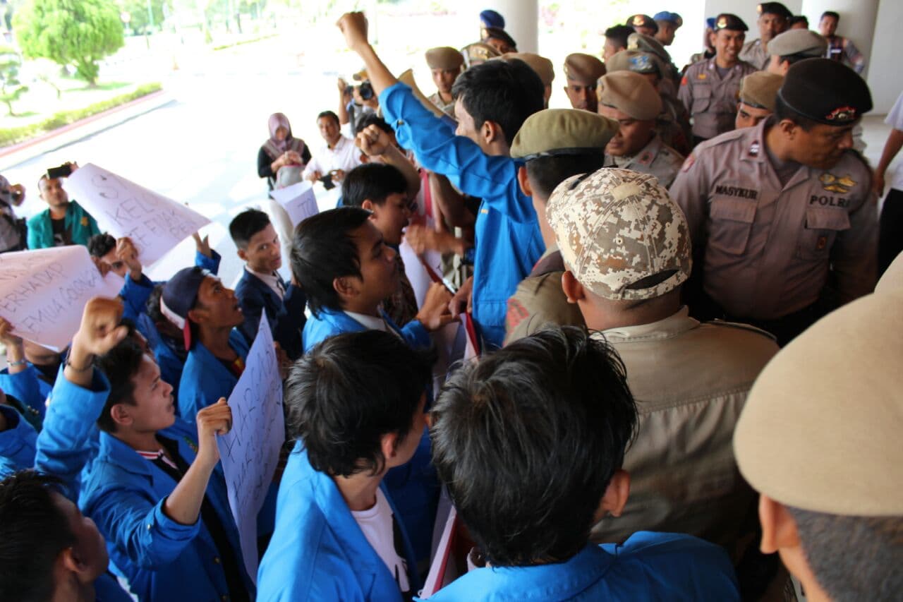 Aksi tolak kenaikan, mahasiswa Aceh saling dorong dengan aparat
