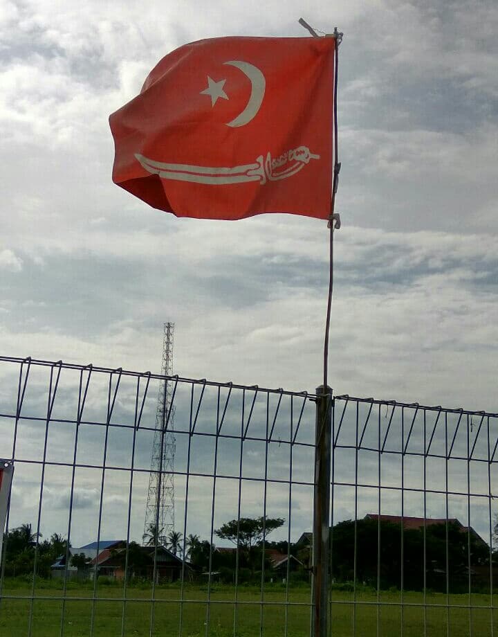 Alam Peudeng berkibar, bukti penolakan bendera Bulan Bintang