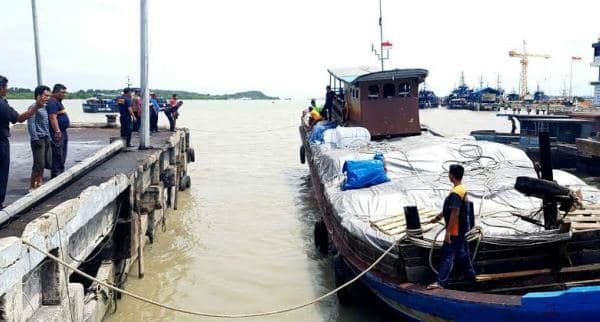 Bea Cukai tangkap kapal penyelundup 300 bal pakaian bekas