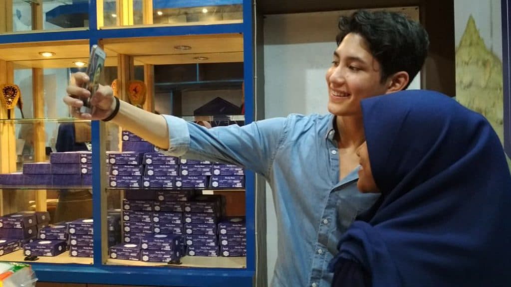 Buka toko kue di Aceh, pelanggan antri untuk foto dengan Teuku Rassya