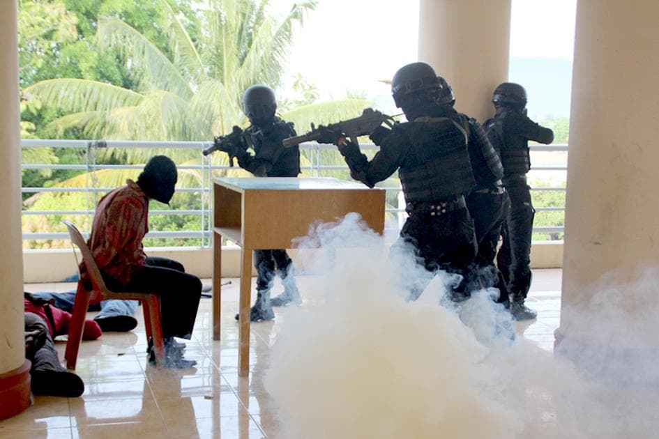 Raider 112/Dharma Jaya latihan simulasi raid pembebasan tawanan