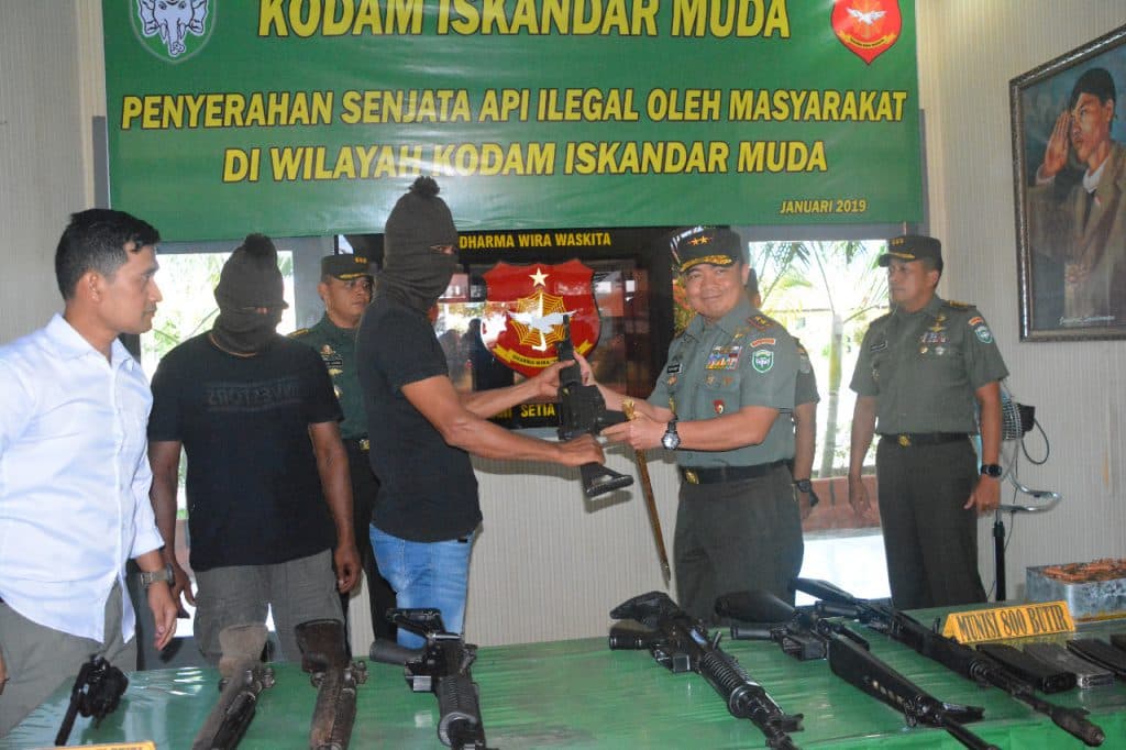 Warga serahkan 8 pucuk senjata api sisa konflik ke Pangdam IM