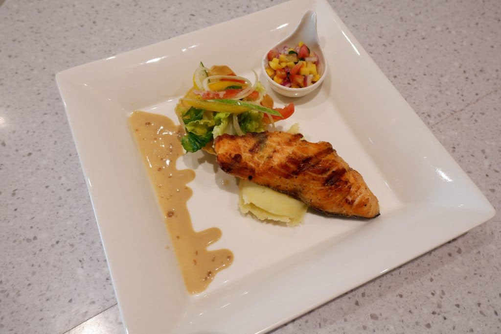 Lezatnya Salmon Salvados di Kyriad Muraya