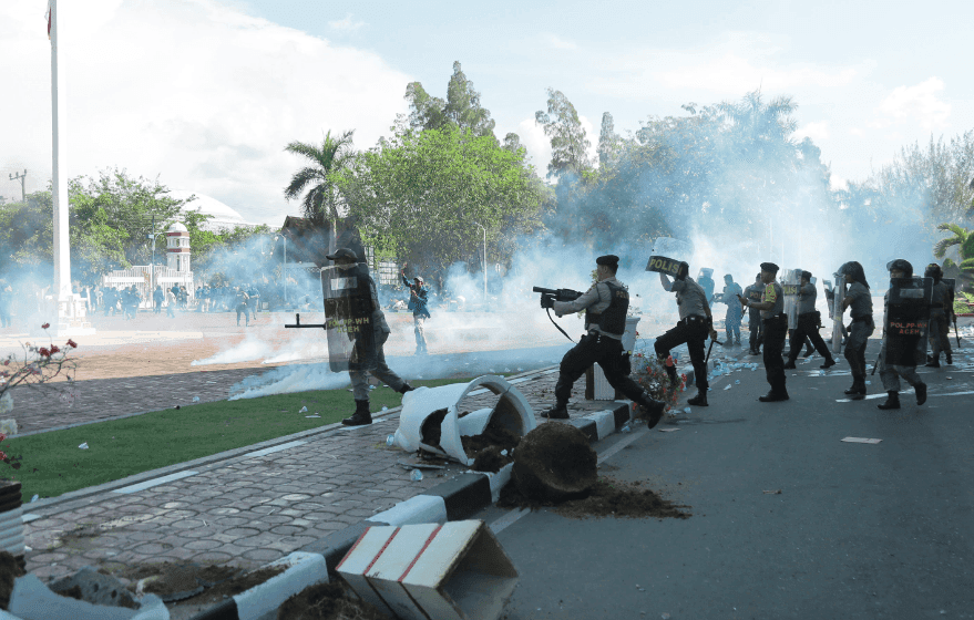 Aksi Tolak PT EMM Ricuh, Mahasiswa dan Polisi Terluka