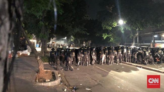 Bubarkan Massa, Personel TNI AD Diterjunkan