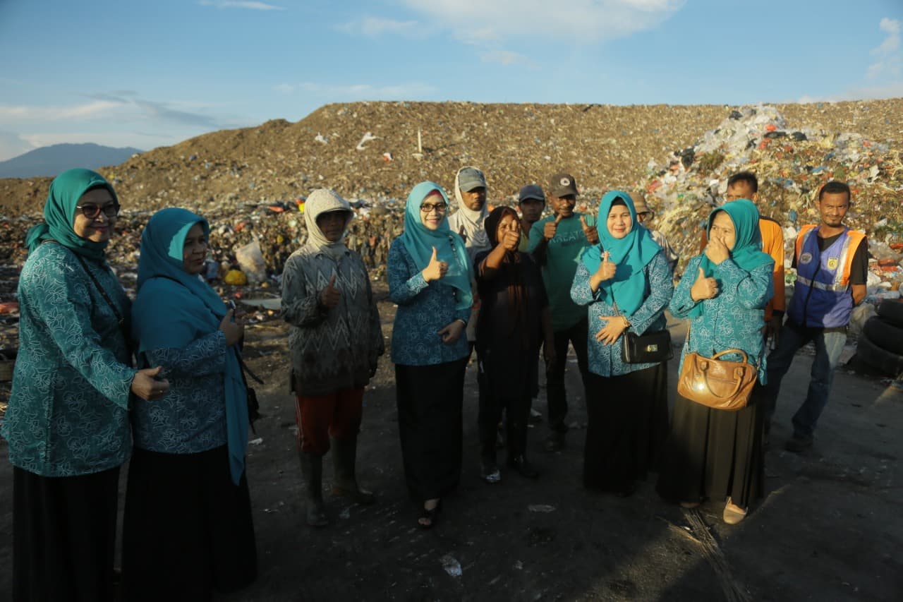 Saat TP PKK Aceh Berbagi Sembako ke TPA Gampong Jawa