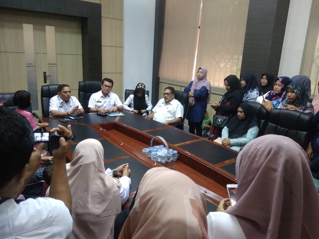 Tuntut Gaji, Guru Honorer dan Bidan Geruduk Kantor Wali Kota Subulussalam