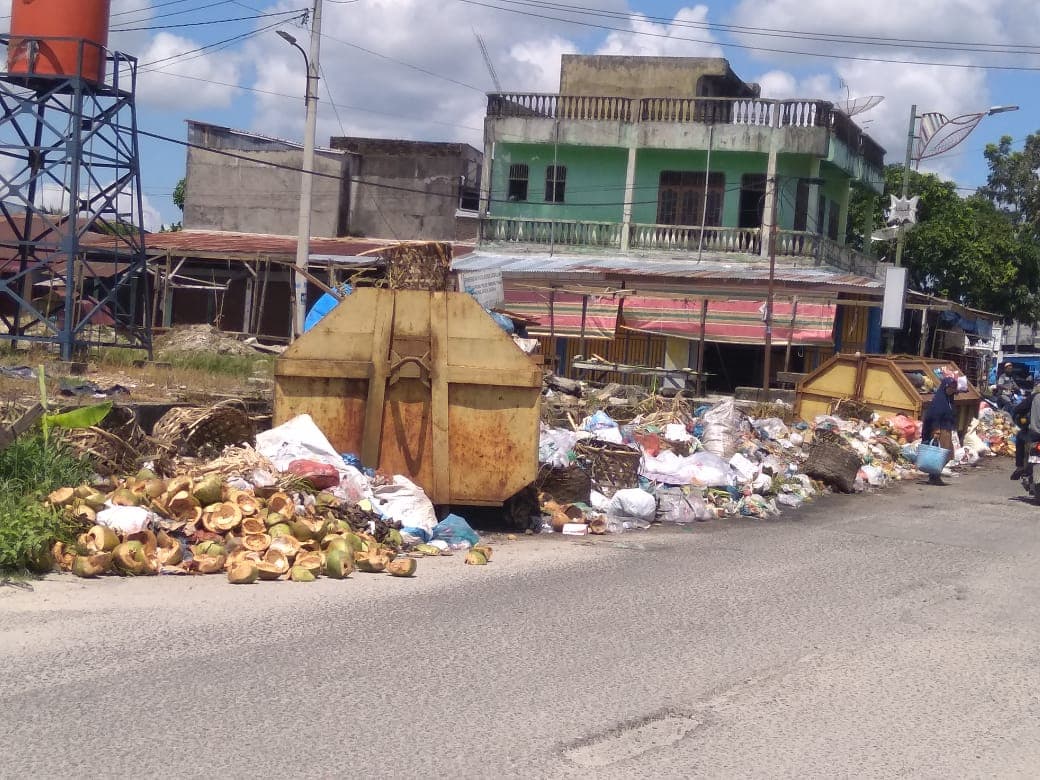 Warga Simpang Kiri Keluhkan Sampah Menumpuk di Pinggir Jalan