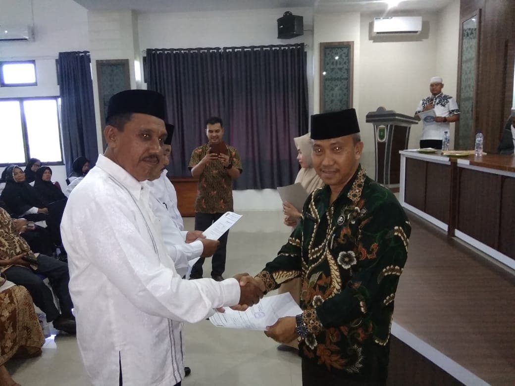 Salmaza Serahkan 204 SK Pengembalian Tugas pada ASN yang Dimutasi Sakti