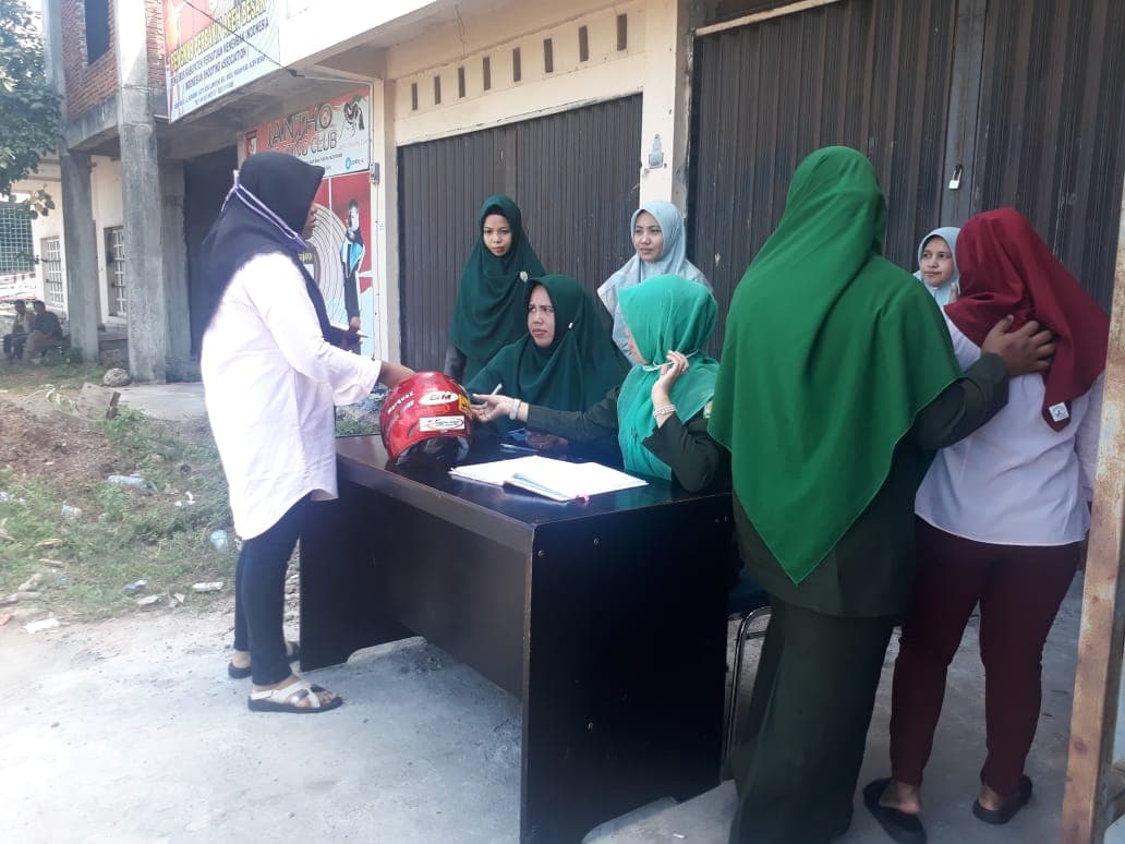 Warga Berbusana Ketat Terjaring Razia Satpol PP dan WH