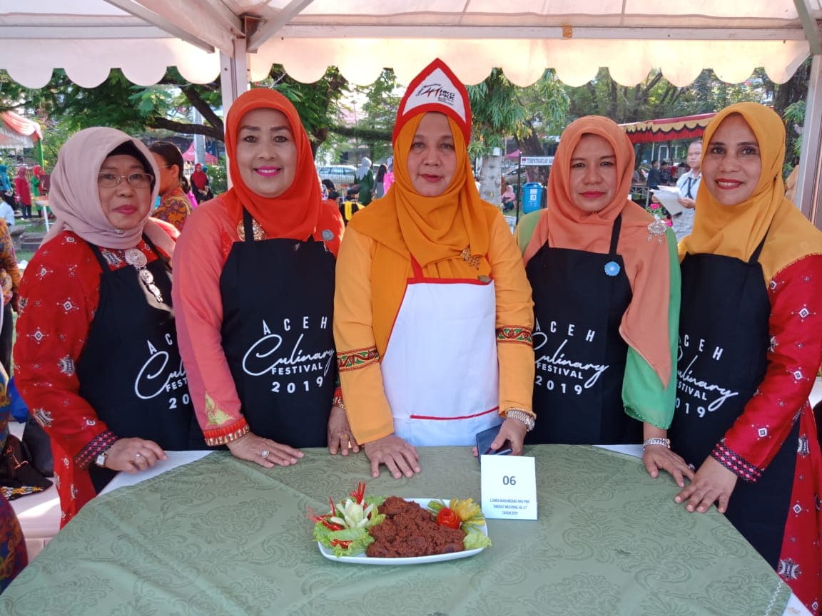 Nurmiaty Kenalkan Rendang Aceh di Padang