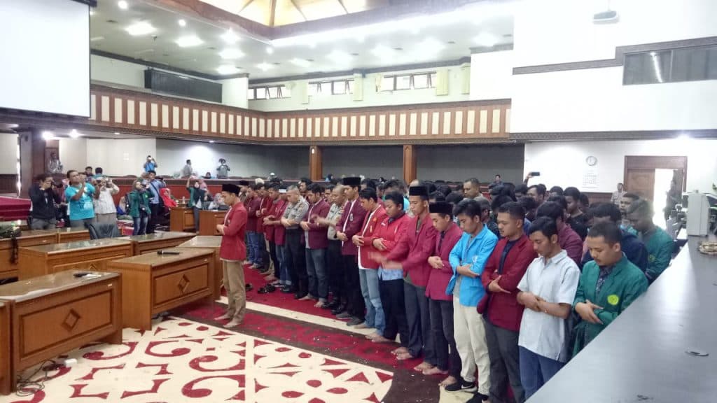 Mahasiswa Salat Gaib di Ruang DPRA