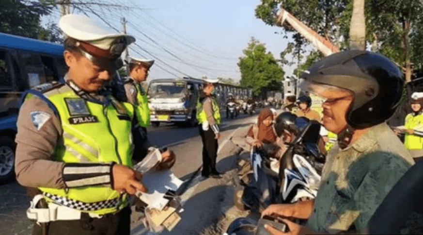 Bapak Ini Dirazia Oleh Anaknya yang Polisi