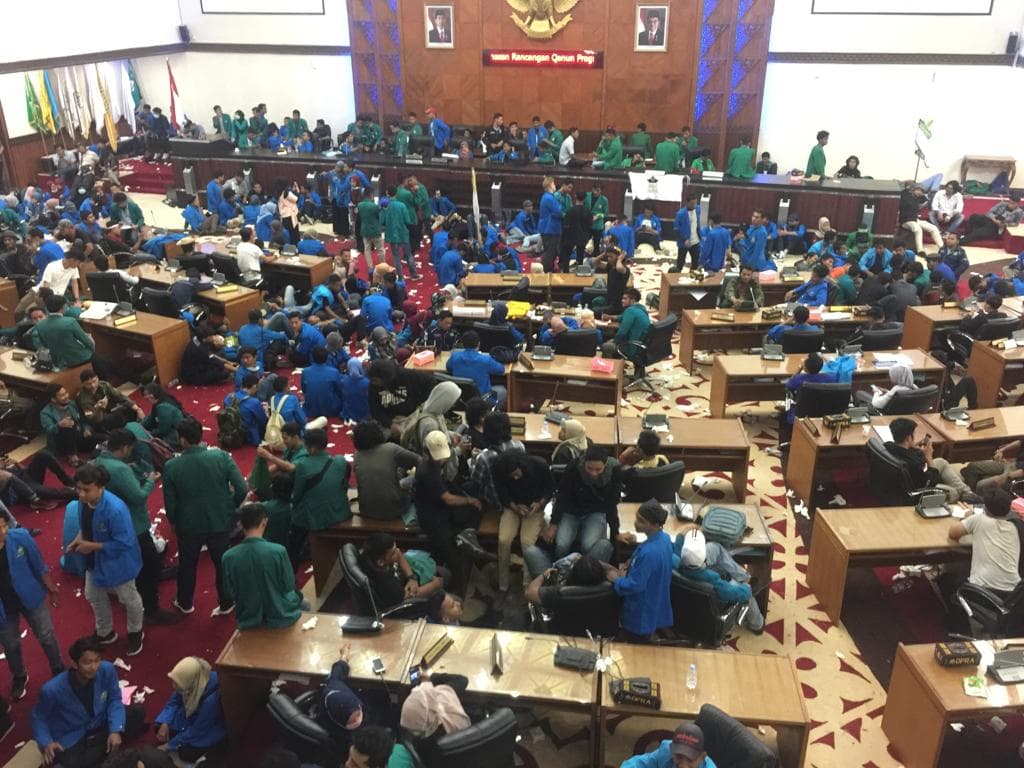 Nunggu Anggota Dewan, Mahasiswa Nyanyikan Lagu Bento