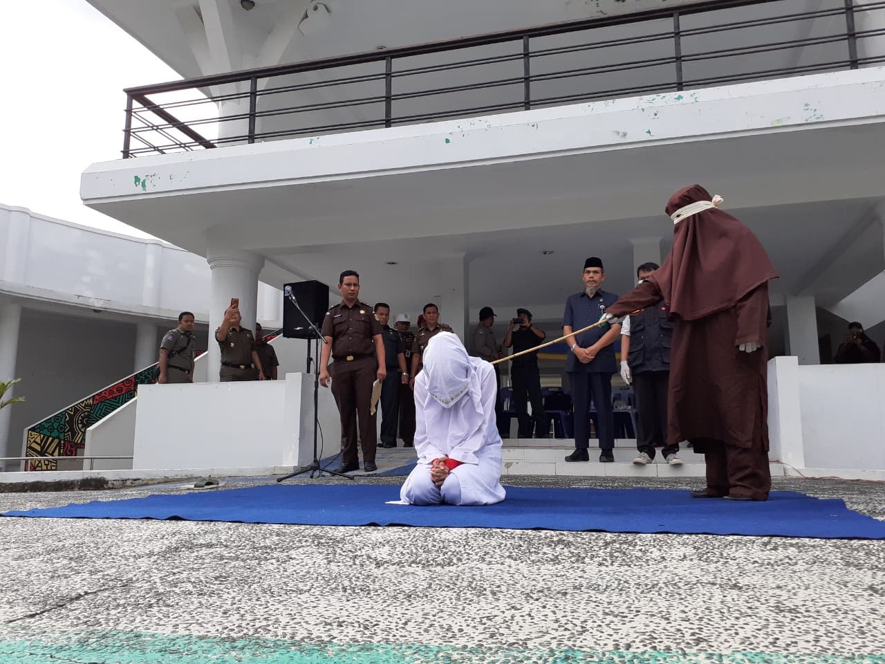 Pesta Sabu Dengan Oknum TNI, Seorang Wanita Dihukum Cambuk