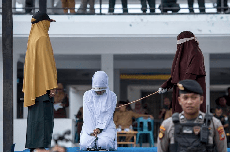 FOTO| 8 Pelanggar Syariat Islam Dicambuk