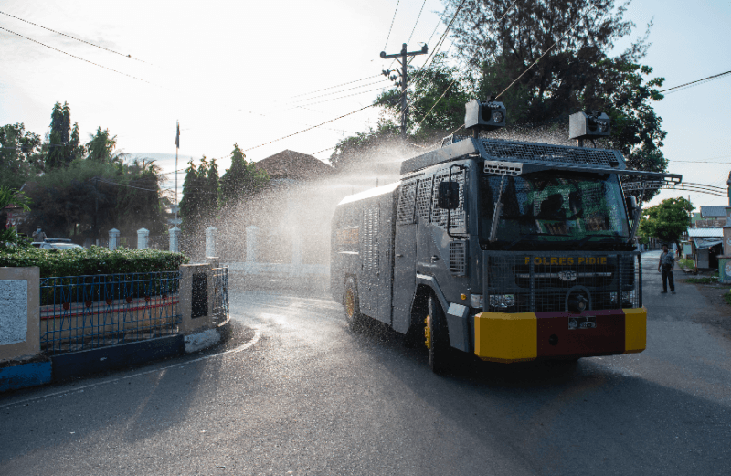 FOTO: Ruas Jalan di Pidie Disemprot Disinfektan