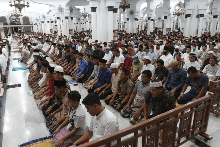 Meski Hujan, Jamaah Salat Tarawih di Masjid Raya Baiturrahman Tetap Ramai