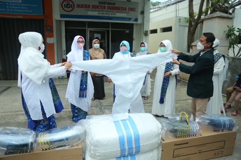 Majelis Taklim Aceh Serahkan Bantuan APD untuk IDI