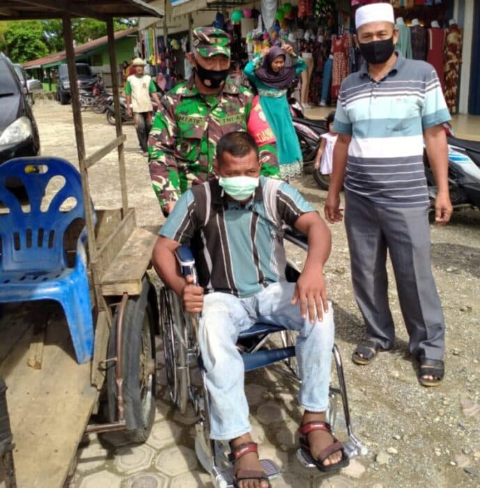 Danramil Manggeng Serahkan Kursi Roda Untuk M. Nazar