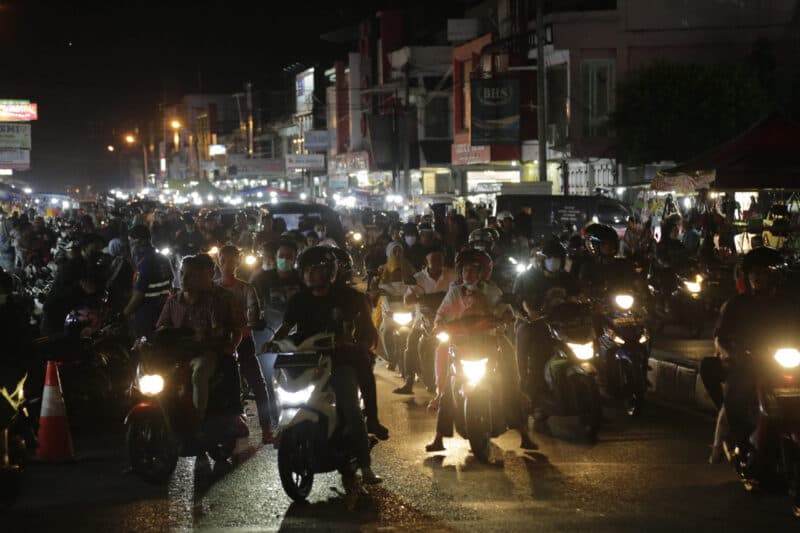 Malam Takbiran Warga Banda Aceh Serbu Pusat Perbelanjaan