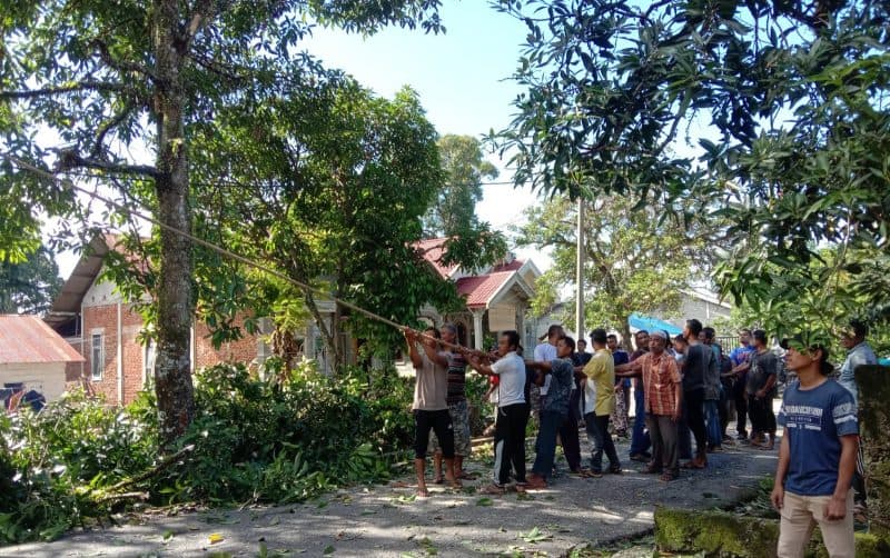 Warga Desa Lhok Gajah Gotong Royong Bersihkan Lingkungan