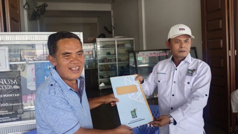 Zulkarnaini Serahkan SK Kepengurusan PKB ke Akmal Ibrahim