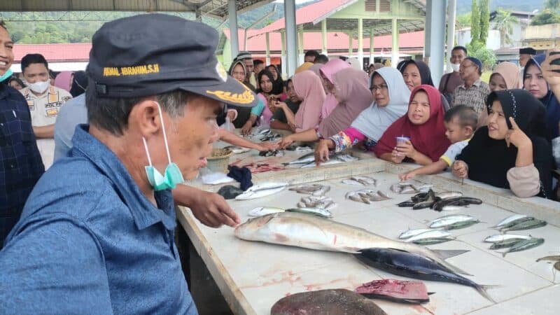 Akmal Ibrahim Bagi-Bagi Ikan Gratis Untuk Warga Usai Vaksinasi
