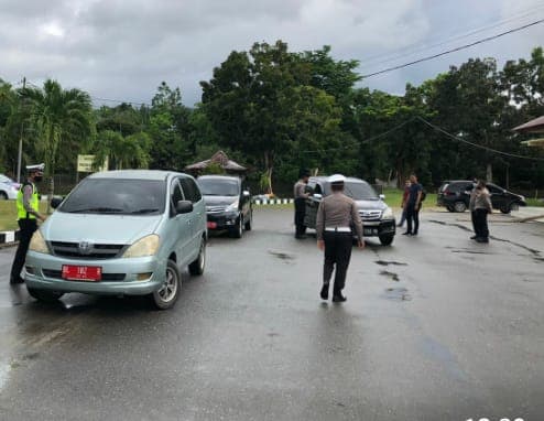 Polres Aceh Singkil Sekat Jalan untuk Jaring Warga Divaksin Covid-19