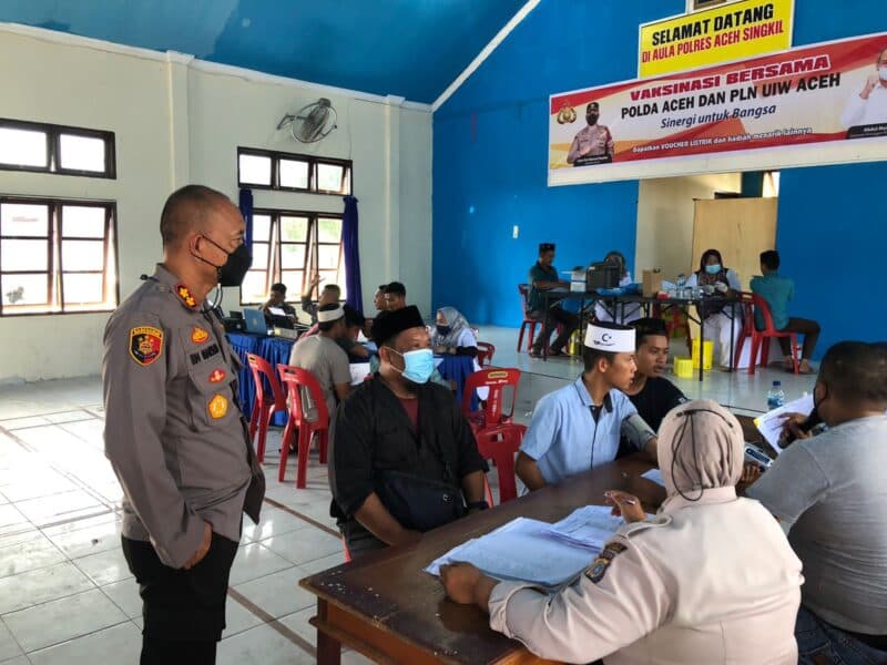 Kejar Target, Akhir Pekan Personel Polres Aceh Singkil Antar Jemput Warga untuk Divaksin