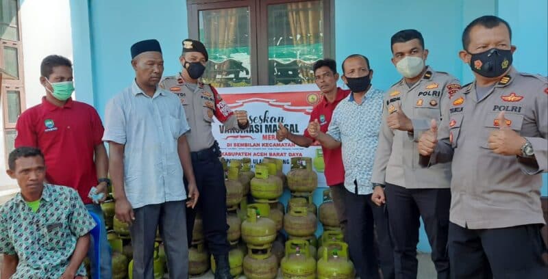 Antusiame Masyarakat Desa Blang Makmur Jalani Vaksinasi Hingga Dapat Gas 3 Kg Gratis