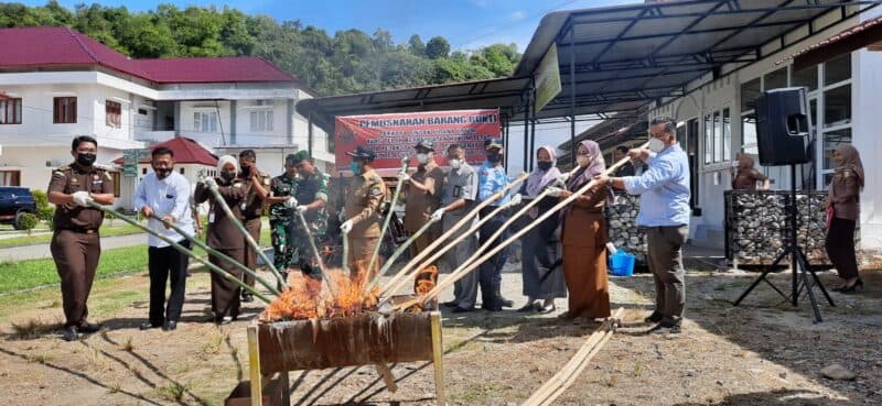 Kajari Abdya Musnahkan Barang Bukti Narkotika dan Sepucuk Senjata Api