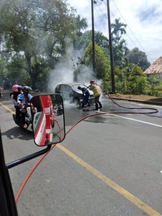 Satu Unit Mobil yang Angkut Wisatawan ke Geurutee Terbakar di Gunung Paroe