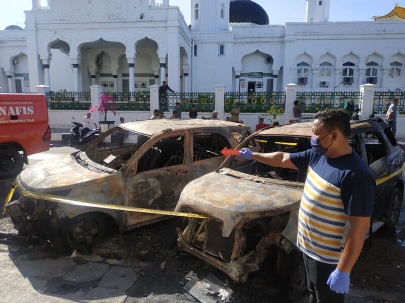 Dua Mobil Terbakar yang Terparkir Dekat Masjid Raya Baiturrahman Murni Akibat Korsleting