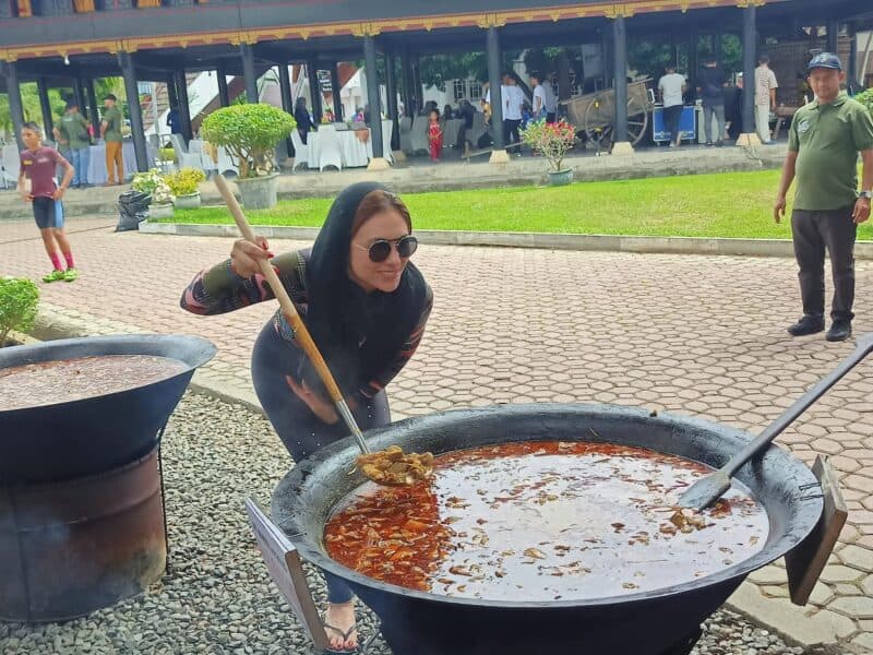 Reaksi Wulan Guritno Saat Cicipi Kuah Beulangong