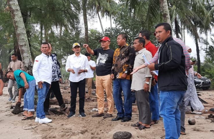 Anggota DPR RI Tinjau Abrasi di Pantai Palak Kerambil