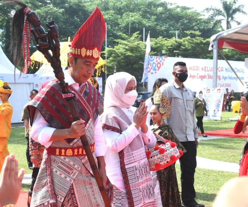 Presiden dan Ibu Iriana Disambut Tradisi Adat Batak Toba Saat Hadiri Harganas di Medan