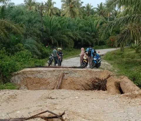 Jembatan Penghubung Desa di Aceh Singkil Putus Diterjang Banjir