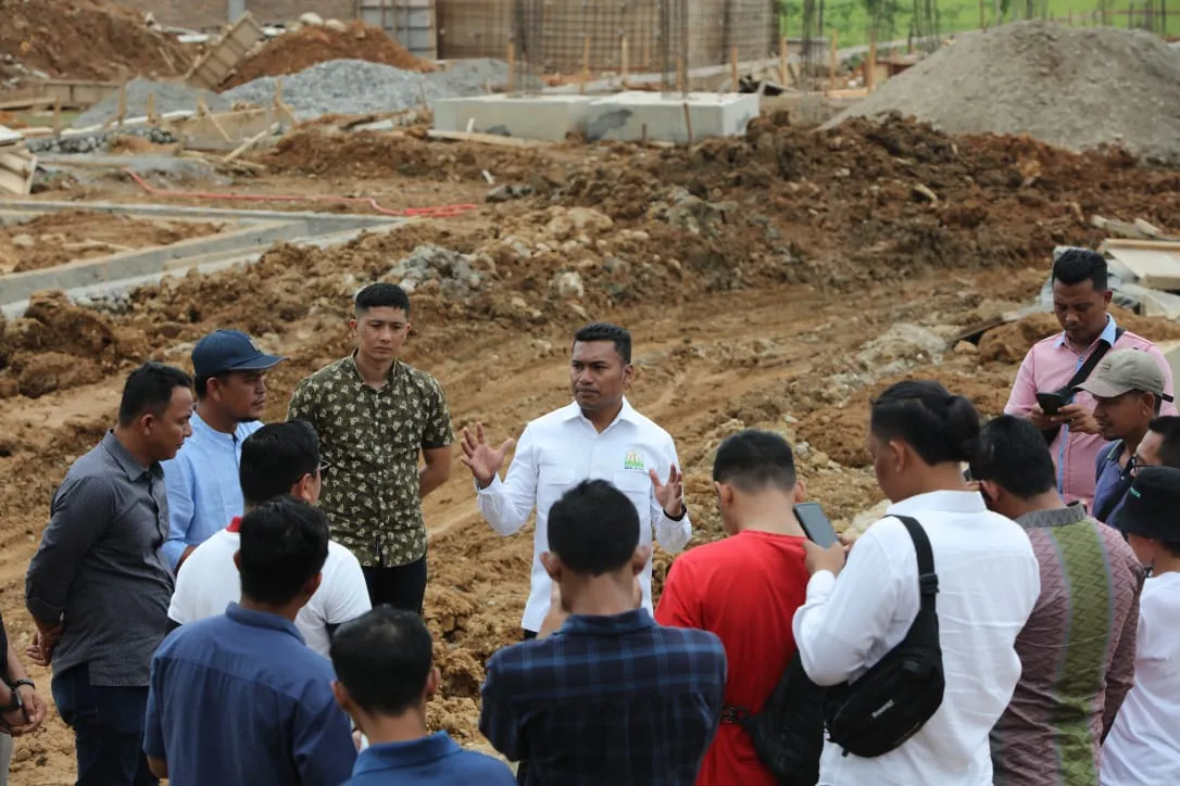 Wakil Ketua DPRA Ingatkan Rekanan: GOR Abdya Harus Selesai 26 Desember 2022