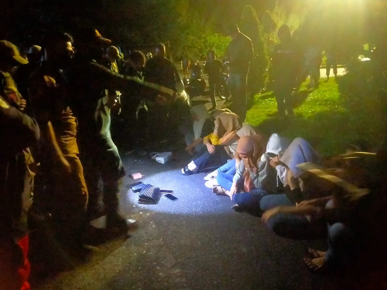 Pria yang Diduga ikut Pesta Miras Bersama 11 Wanita di Ulee Lheue Kabur