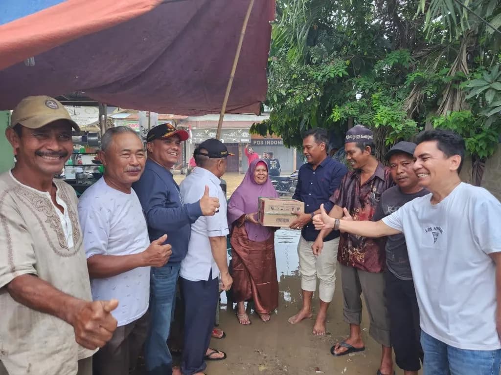 Edy Asaruddin Salurkan Bantuan Sembako ke Korban Banjir di Tamiang