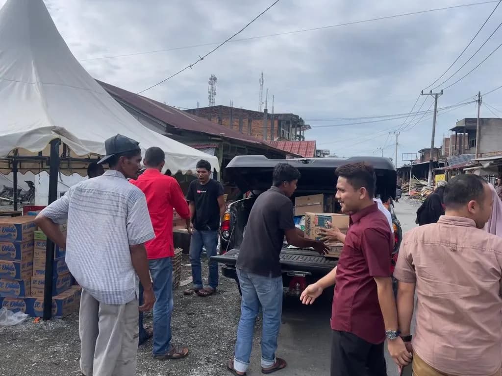 Partai PDIP Nagan Raya saat menyalurkan bantuan untuk korban kebakaran di Simpang Peut, Kecamatan Kuala, Kabupaten Nagan Raya, Selasa (20/12). (Foto: Dok PDIP Nagan Raya)