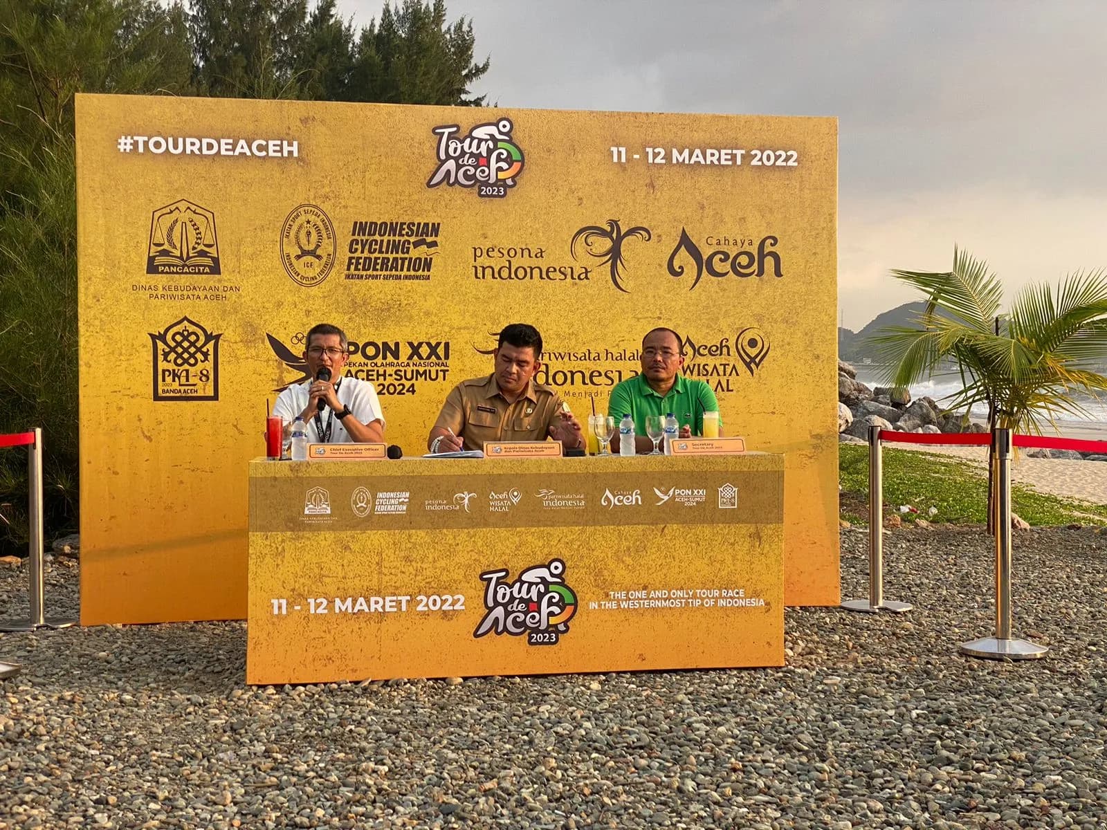 Konferensi pers Tour de Aceh 2023 di Maha Corner Cafe, Lhoknga, Aceh Besar, Rabu sore, (8/3/2023). (Kanalaceh/Fahzian Aldevan)