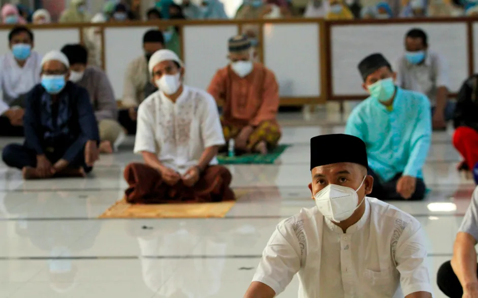 Ketua Fatwa MUI: Makruh Pakai Masker Saat Salat dalam Kondisi Normal