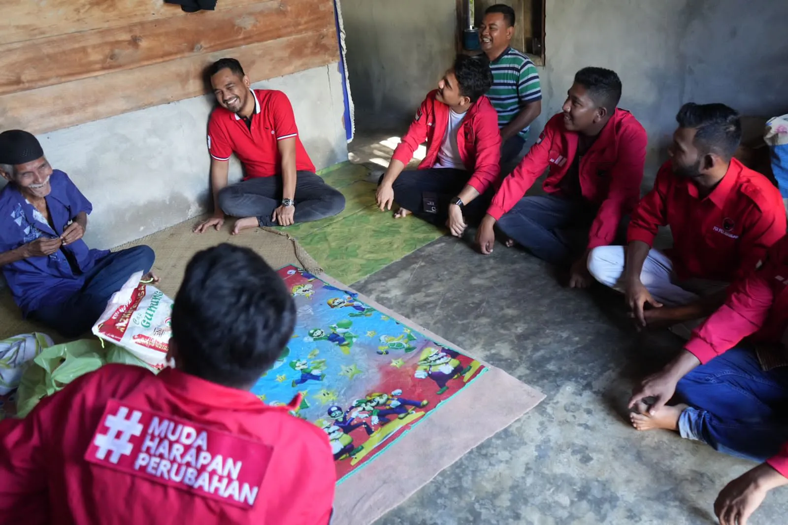 PDIP Nagan Raya bagi-bagi sembako untuk masyarakat miskin ekstrem