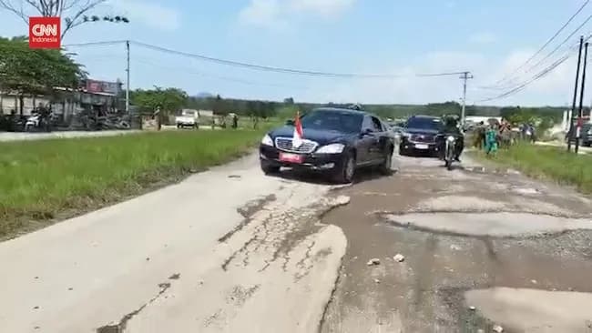 Mobil RI 1 Jokowi Terjang Jalan Rusak Berlubang di Lampung