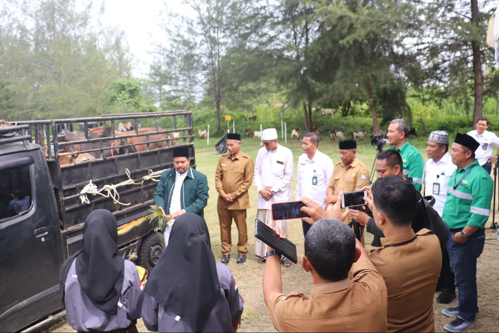 PT Mifa salurkan puluhan hewan kurban ke 60 tempat di Aceh Barat