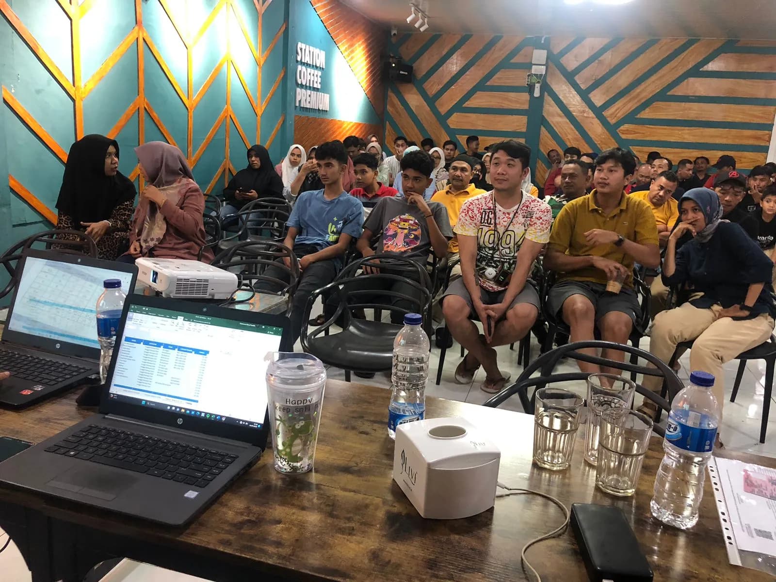 235 Peserta Ikut Ramaikan Turnamen Badminton Smash Cup Open Season I di Hall PB Pasha Jaya