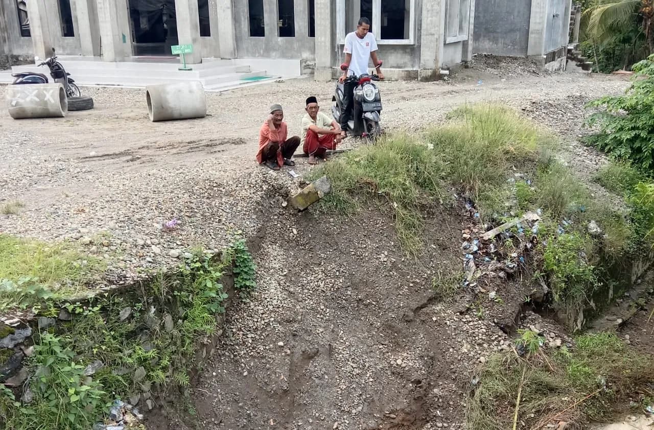 Tanggul Pengaman Tebing Masjid di Alu Beliong Babahrot Ambruk