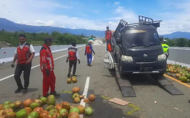 Satu Unit Mobil Pikap Terbalik di Jalan Tol Sigli-Banda Aceh